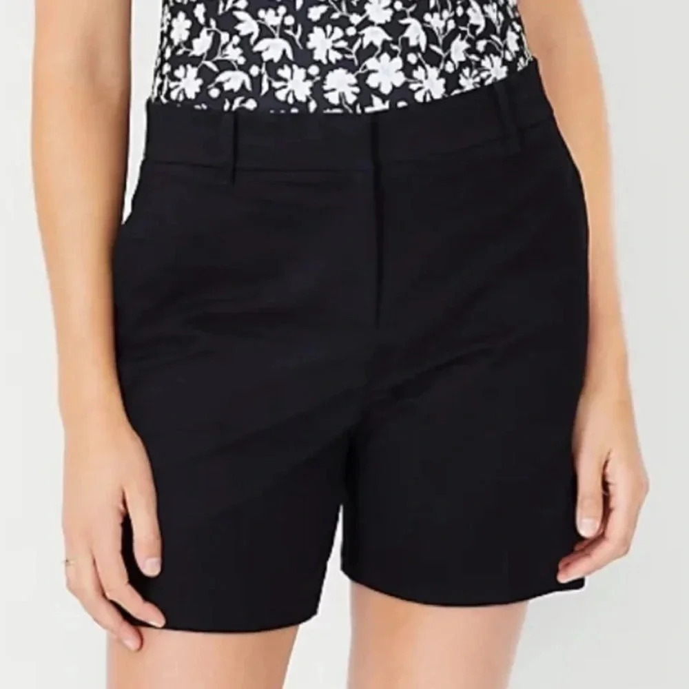 NWT Ann Taylor Devin Metro short black. Size 6